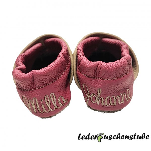 Lederpuschen beige-altrosa mit beiderseits Namen Ferse (beige) sowie beiderseits Stickerei Blumenstrauß (hellgrün-altrosa-rosa)